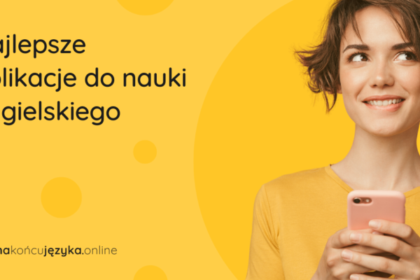 Zdjęcie przedstawia szczęśliwą dziewczynę, która korzysta z aplikacji do nauki angielskiego.